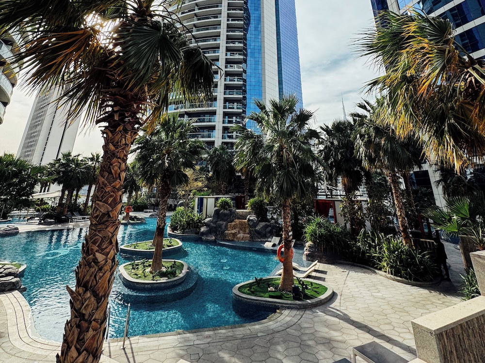 Grapeful Stay – Luxury Hostel Paramount Tower Business Bay