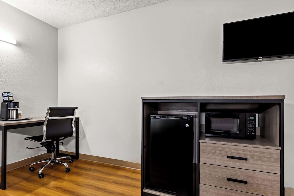 Red Lion Inn Suites Pontoon Beach - Property Image 17
