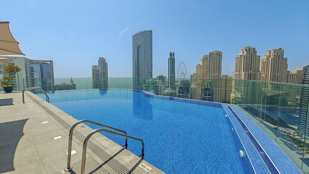 Vogue Condor Star Dubai Marina Pool