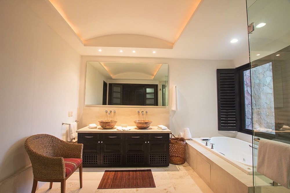 Luxurious 3 Bedroom Condo view 4