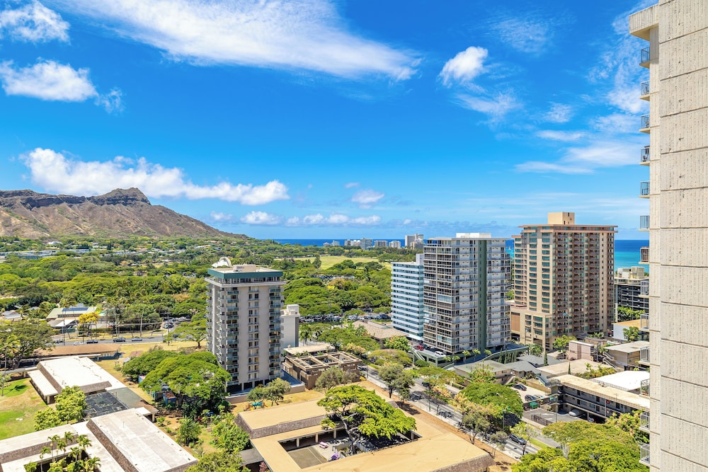 Waikiki Sunset Close to Beach with Parking
