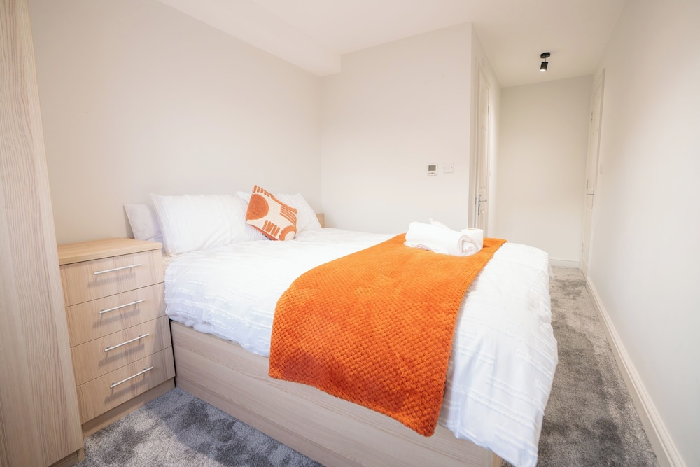 D'luxe 5-bed House - Sleeps 12 & Private Parking