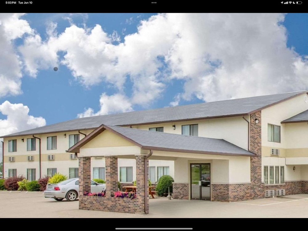 Lamoni Inn & Suites