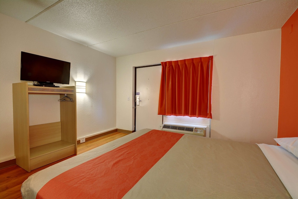 Motel 6 Chicopee, MA - Springfield