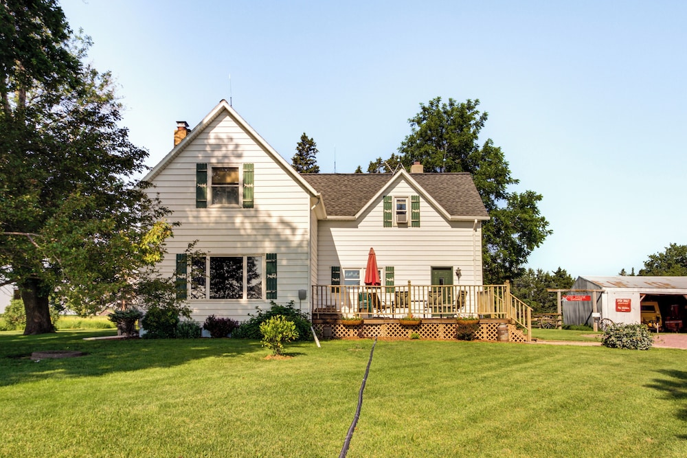 Pioneer-era Retreat in Sanborn w/ Museum Access