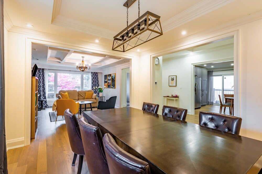 Cheerful 3 bedroom w/ indoor fireplace in Toronto - 02 free parking