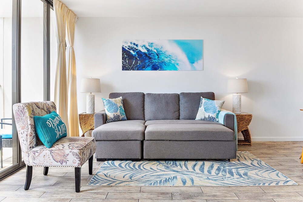 High Floor Ocean View Condo (King Bed and Parking): hotel room photo