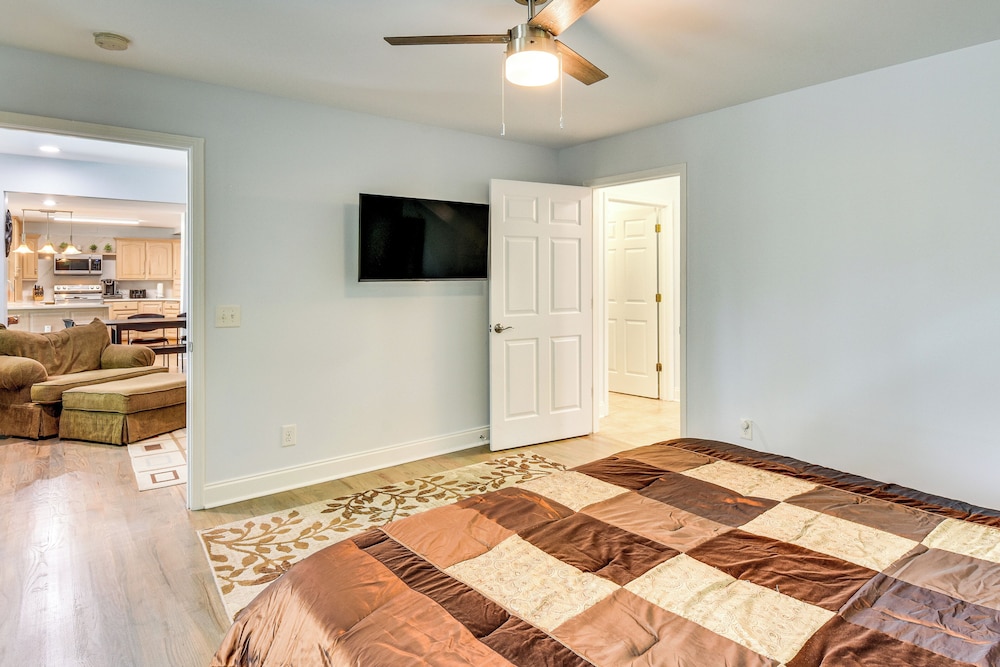 Woodsy Retreat w/ Deck & Views in Dahlonega!