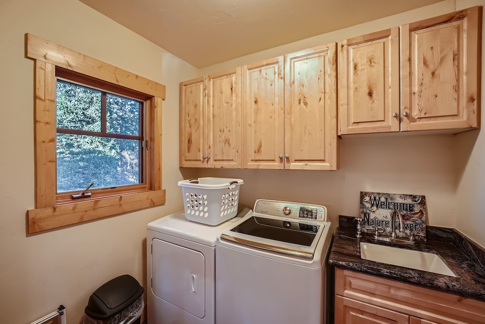Peaks Paradise 4 Bedroom Home by RedAwning view 3