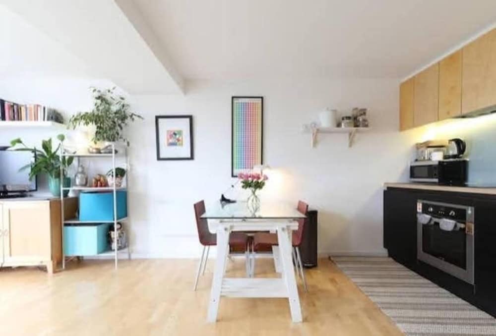 Leeds - Sleeps 4 - Free Parking - Pet Friendly view 3