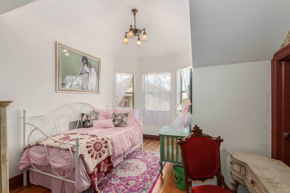Walk to Dtwn: Historic Prescott Home w/ Yard! view 3