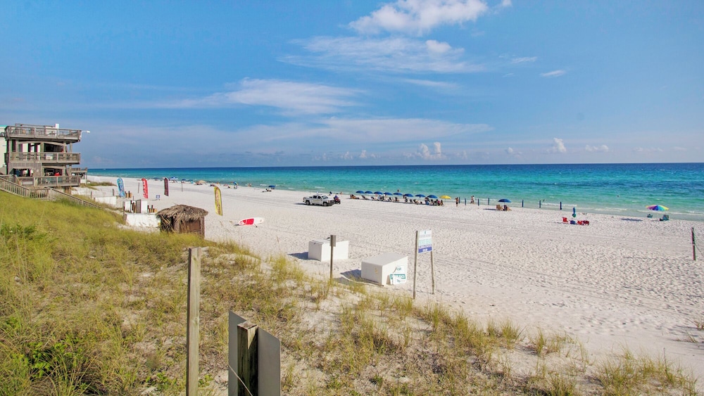 Sleeps 8 w/ Resort Pools, Tennis, Golf & Beach Access + Attraction Tickets!
