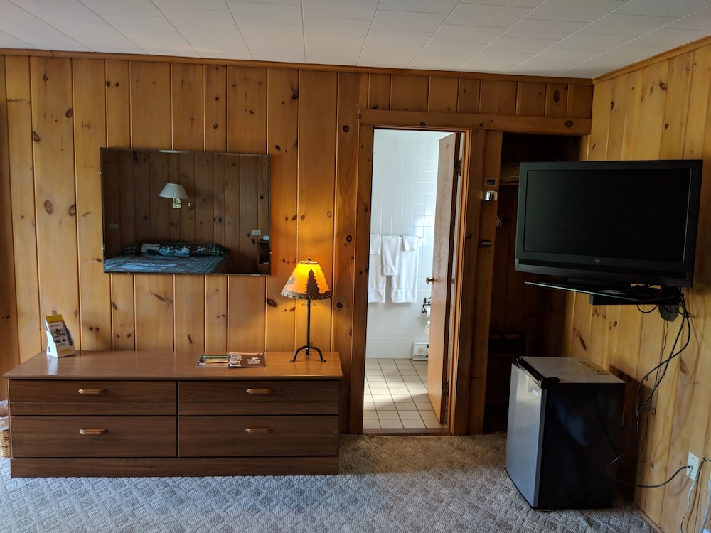 Pine Tree Motel & Cabins