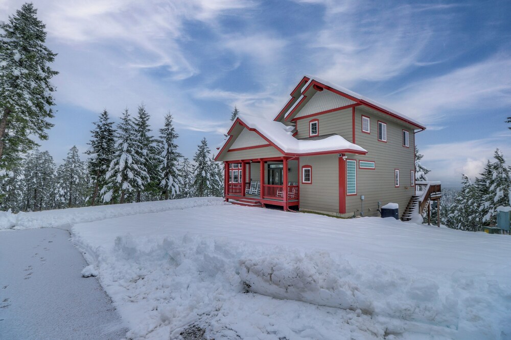 Mountain Views & Deck: Spacious Eureka Getaway!