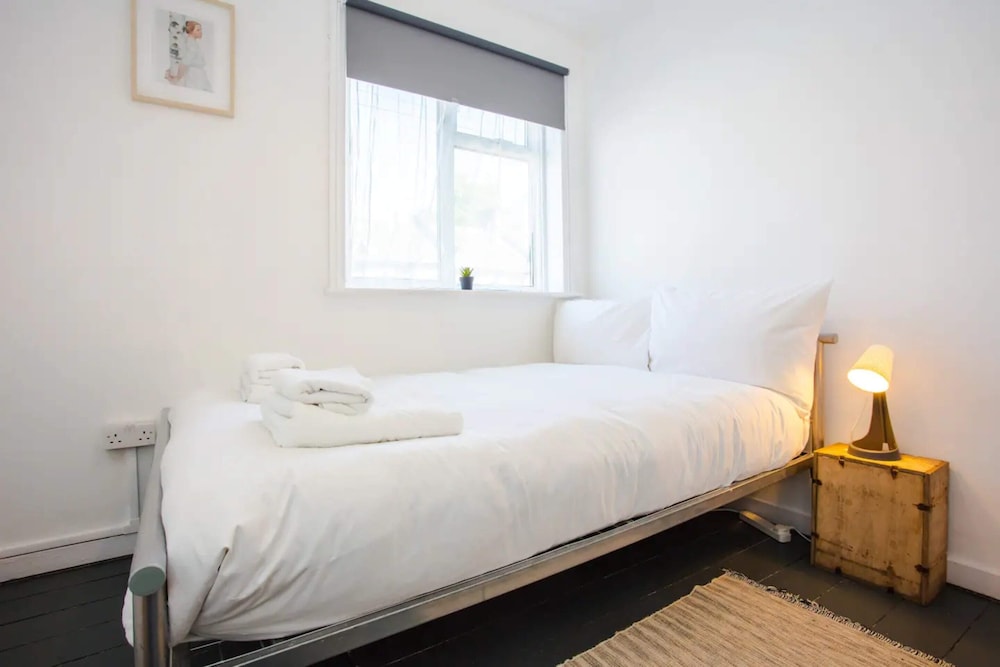 Stylish 4BD House With Private Garden - Stratford