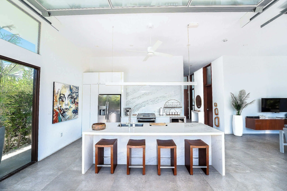 Family Beachside Villa With Hotel Amenities v7
