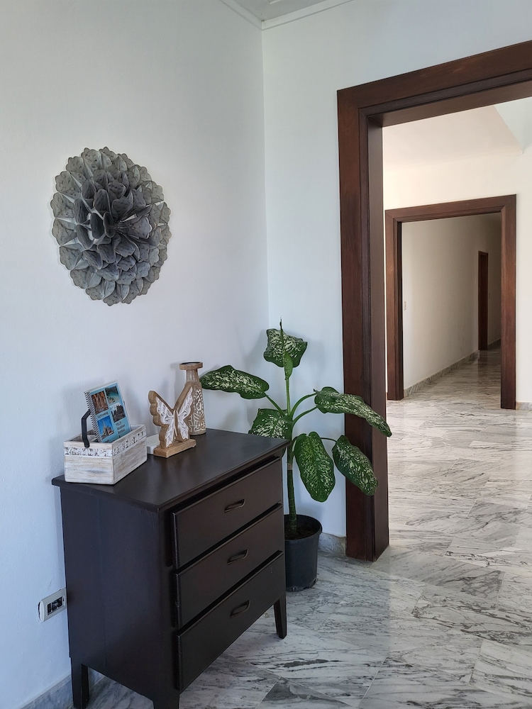 2 Minutes Walk to Beach Huge 3 bdrm Condo with Pool
