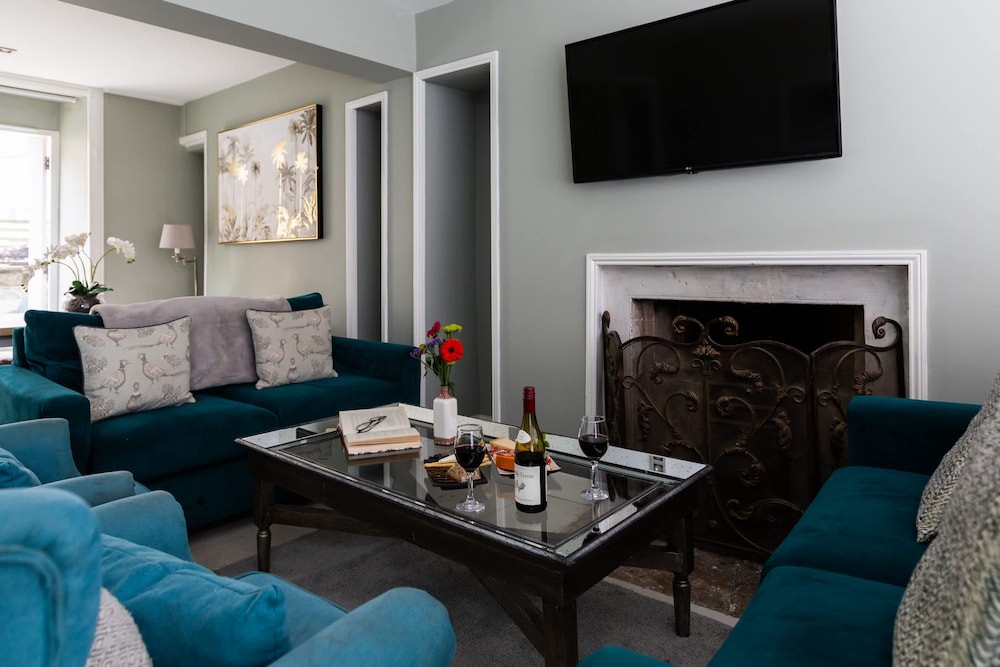 Stylish 4-bedroom Townhouse in the Heart of Bath