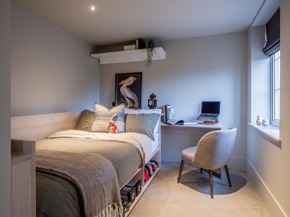 Stylish Studios SOUTHFIELDS STATION