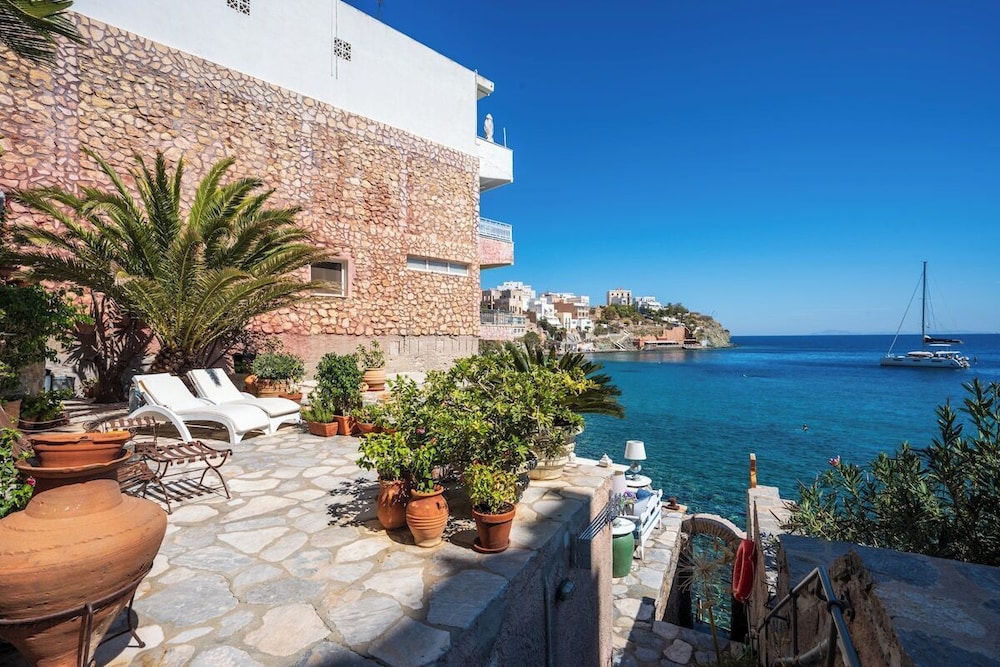 Seaside Neoclassical Property in Vaporia Ermoupoli