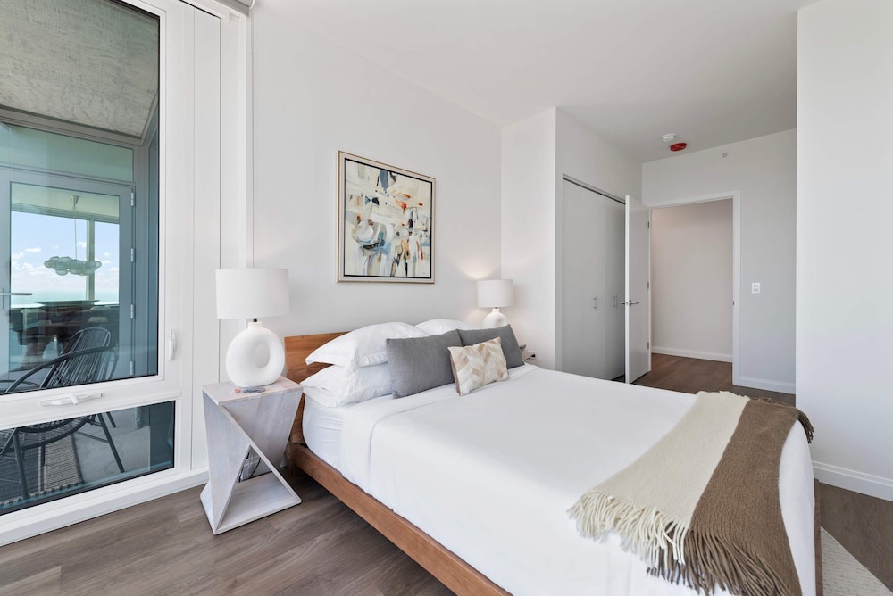 Sky-high Living Lake Views Elite Experience