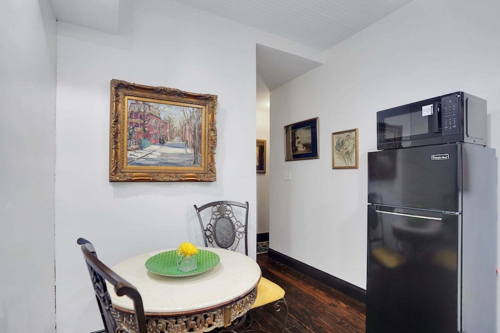 Historic 1920s Stay, Columbia House Unit A 1 Bedroom Apts