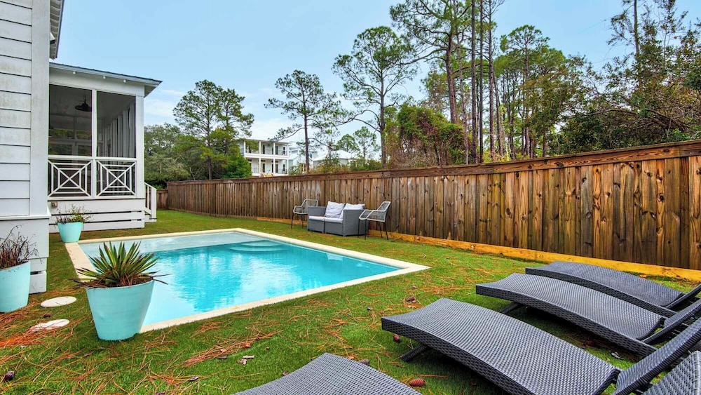 Best of Both Worlds: Pool, Golf Cart, Nearby Attractions & Steps to Beach!