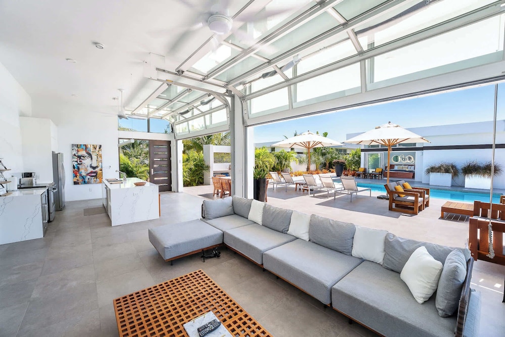 Oceanside Vacation Villa With Hotel Amenities v10