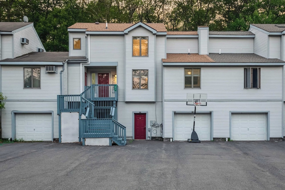 Lakeside Haven Ping Pong, Fire Pit & Mins to Big Boulder & Lake Harmony