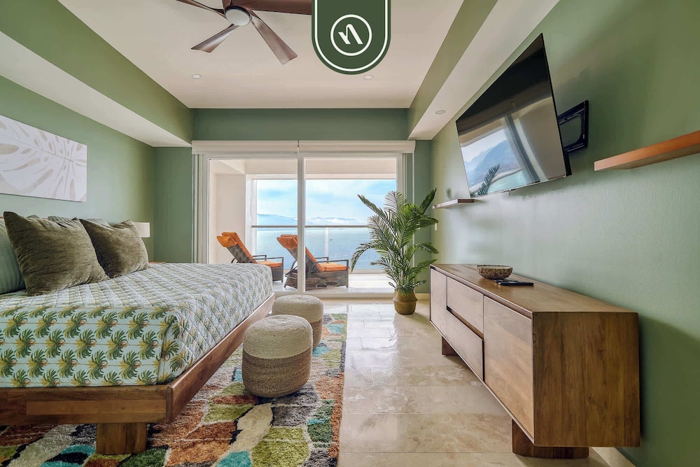 Beachfront Tropical 2 BR Condo - Pools - Gym