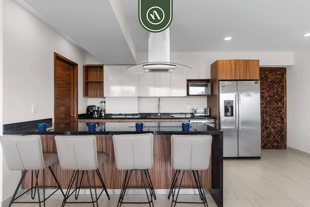 Tropical 2 BR Retreat - Close to the Beach - Pool