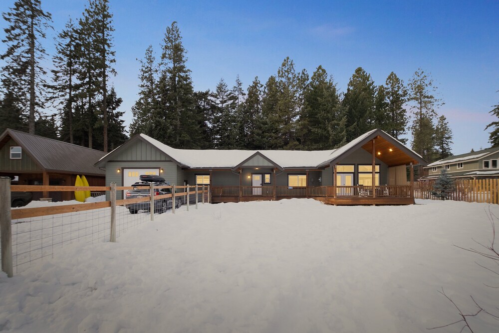 Mountain Retreat With Hot Tub, Game Room And Yard 3 Bedroom Home