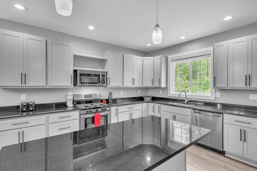 Pet-friendly Getaway With Golf & Private Patio Retreat 4 Bedroom Home