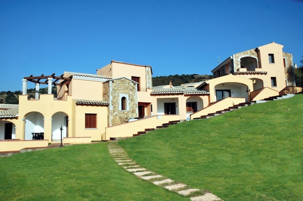 Residence with swimming pool near Budoni