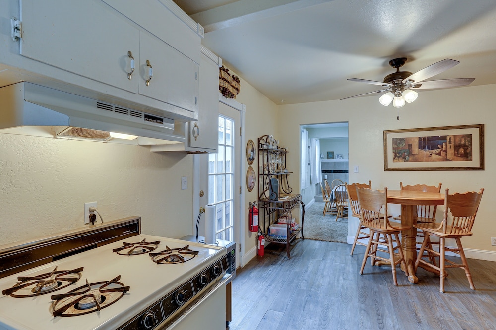 Charming Lakehead Cabin: Walk to Shasta Lake!