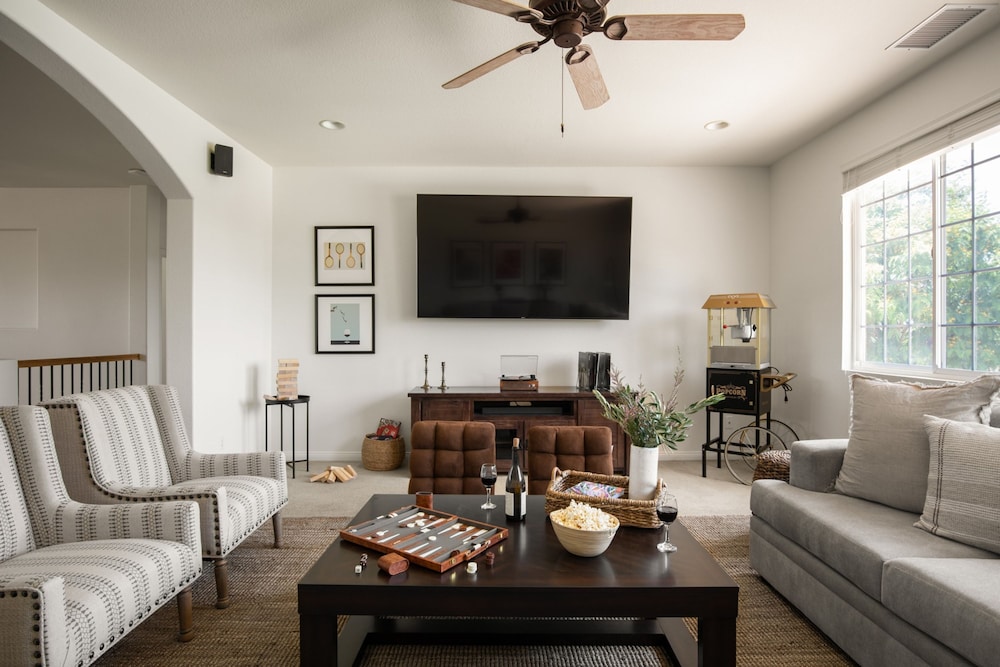 Villa Verdot by Avantstay Spectacular 6 BR Estate w Pool Hot Tub Tennis B-ball Courts