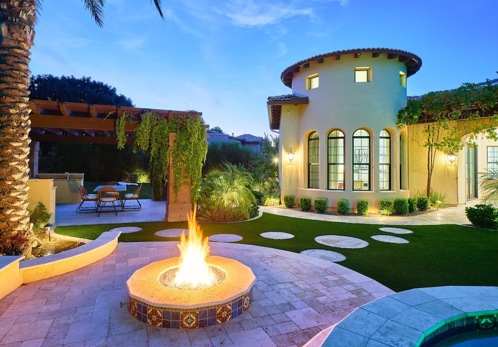 Luxe Poolside Paradise-pool & Spa-vanity Station