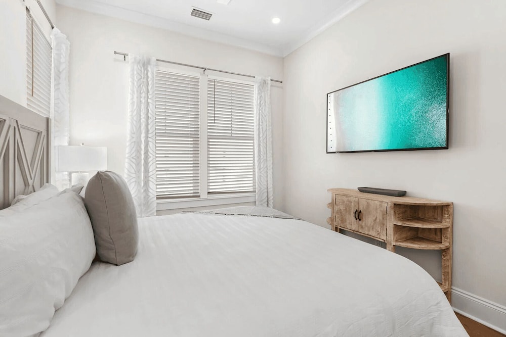 Emerald Escape by Avantstay Walk to Beach