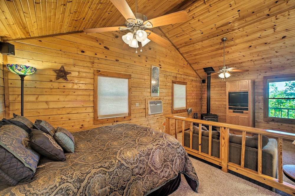 Studio w/ Mtn Views, 1 Mi to Thorncrown Chapel! view 3