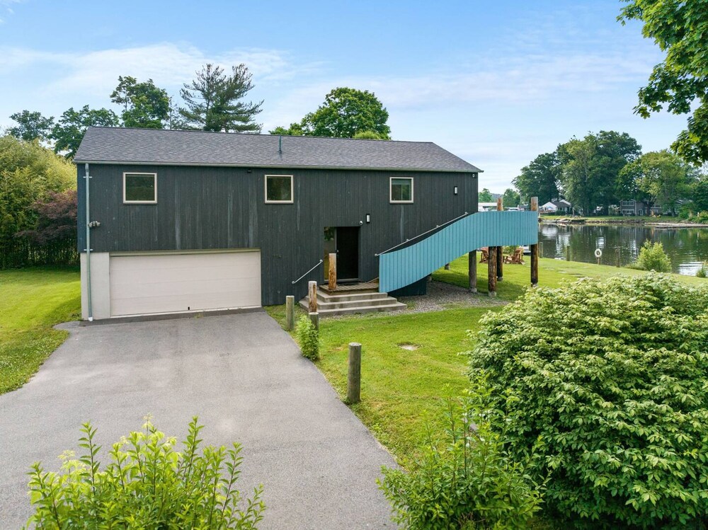 Mod Artist Home With River Views