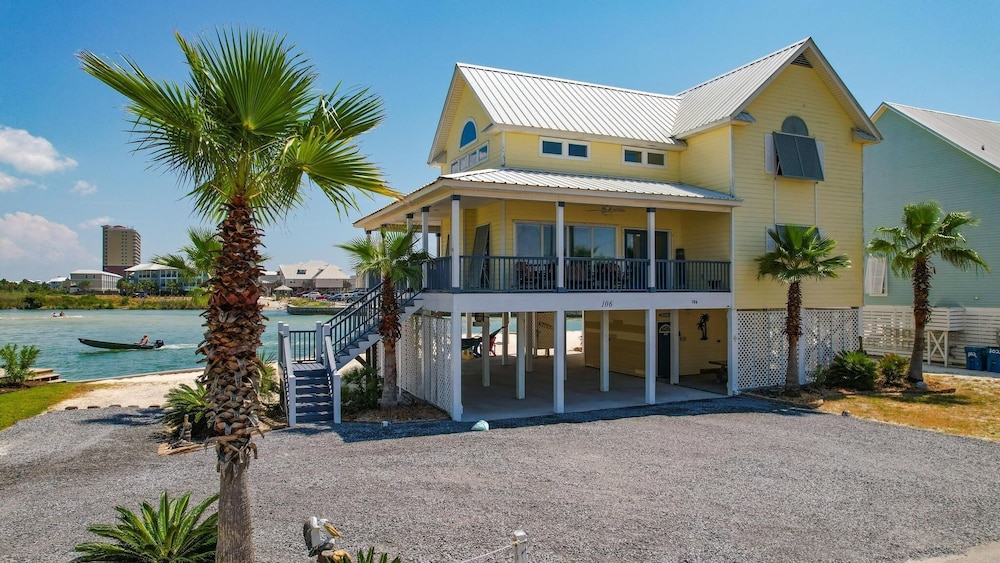 The Pelican 4 Bedroom Home by RedAwning