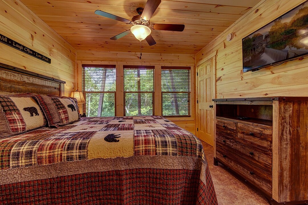 Grin Inn Bear It - 2 Bedrooms, 2 Baths, Sleeps 6 Home by RedAwning