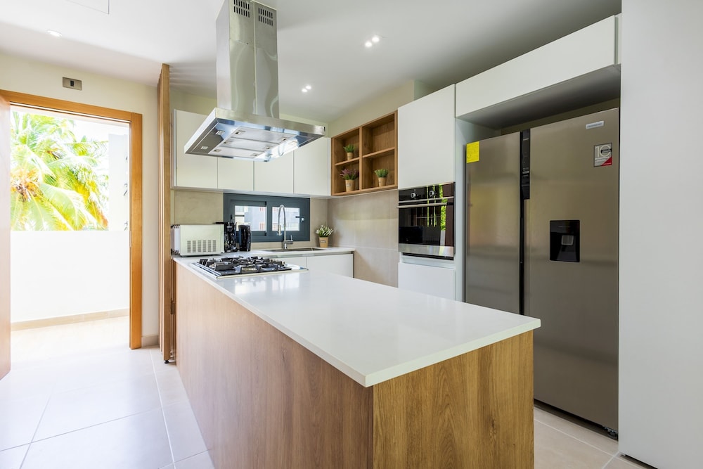 Chic 2BR Stay w Terrace Picuzzi 5 Min to Beach