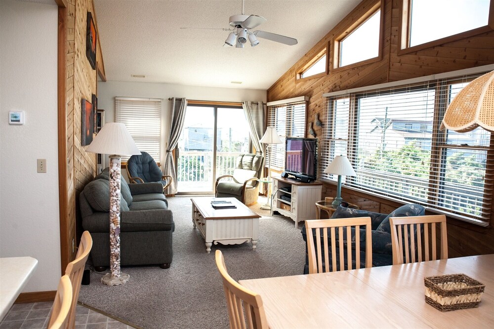 Hatteras Hideaway 3 Bedroom Cottage by RedAwning