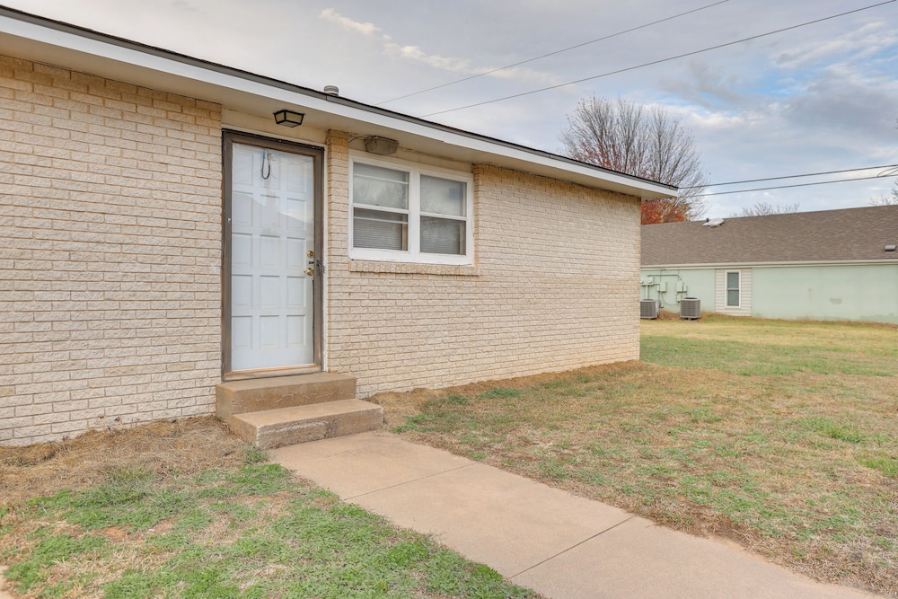 2 Mi to Kansas State Fairgrounds: Cozy Apartment!