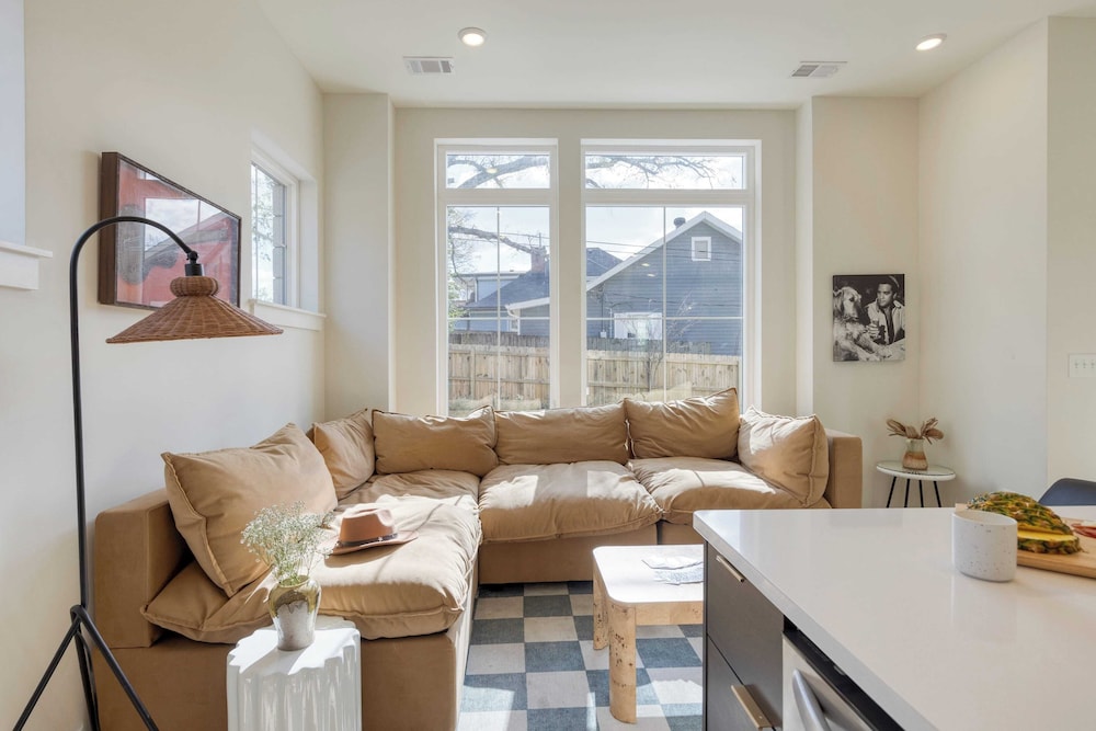 2 New Townhomes w/ Balcony, Mins to Broadway, Sleeps 16 98 Degrees & The Stage