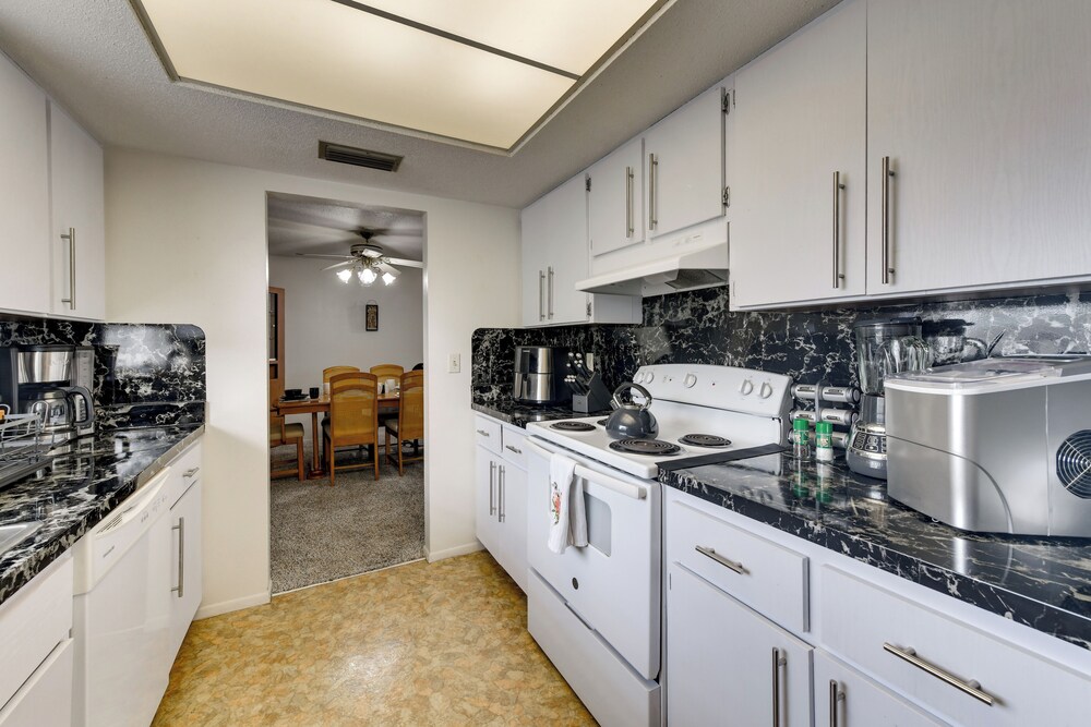7 Mi to Siesta Beach: Home w/ Furnished Patio!