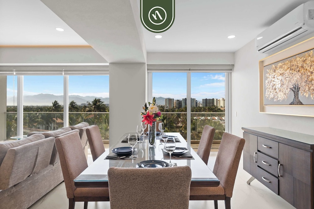 Tropical 2 BR Retreat - Close to the Beach - Pool