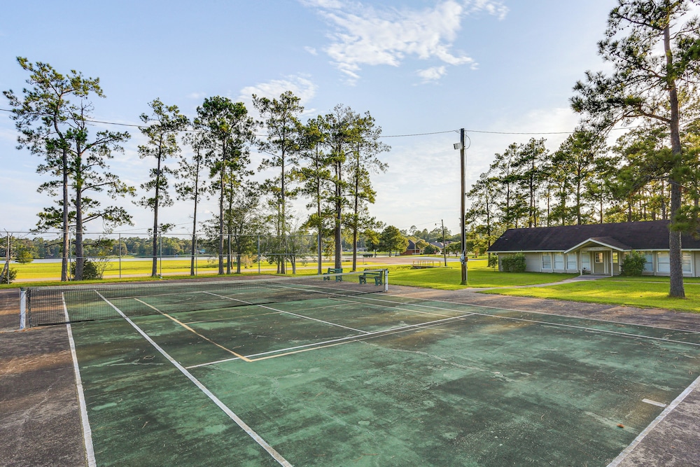 Relax By the Lake: Quiet East Texas Retreat