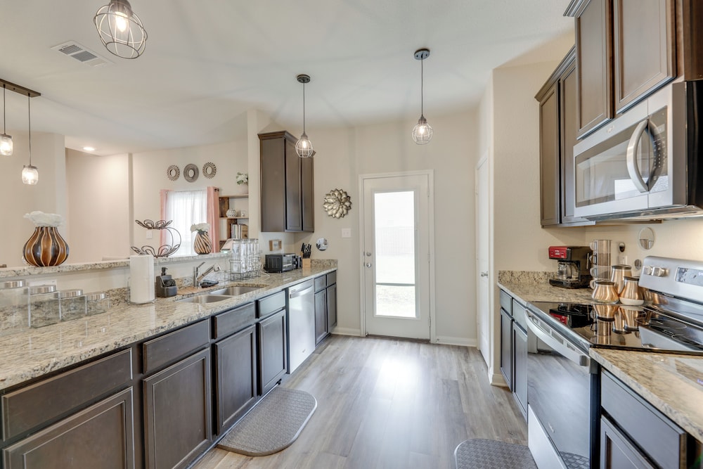 Pet-friendly Home w/ Fenced Yard in Manor